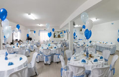 Sala udekorowana na biało i dekoracjami w kolorze błękitnym - catering  z okazji Chrztu Św..