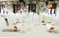 Catering - Udekorowany na biało stół na przyjęciu pierwszokomunijnym na którym zapewnialismy catering.